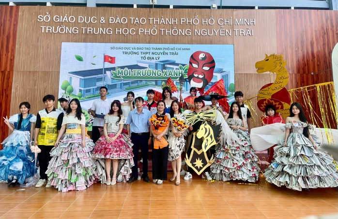 Biến rác thành “sàn diễn”: Học sinh Nguyễn Trãi gây sốt với thời trang tái chế